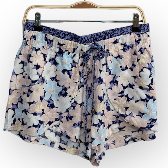 Super Cute Vanilla Star Floral Shorts Size L | Split Front With Overlap Pocket - Picture 2 of 5